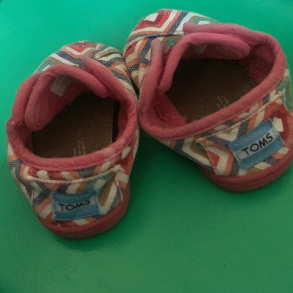 TOMS Tiny Shoes - Picture 3 of 6